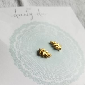 💥Gold tone vine earrings